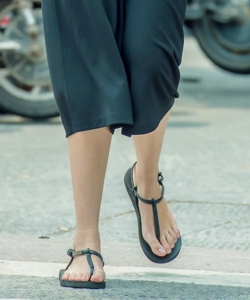街拍美女高跟裸足[896]