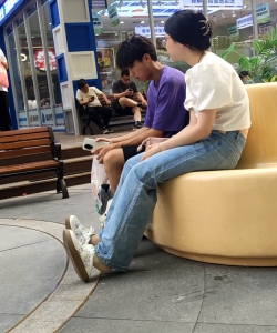 温柔的棉袜美女和男友脱鞋休息[02:36]