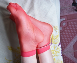 红色水晶透明短丝袜脚的诱惑 [18P]