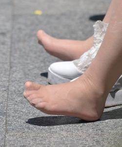 街拍美女高跟裸足[901]