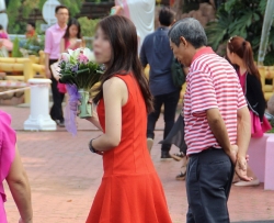 手捧鲜花的红裙高跟美女 [12P]